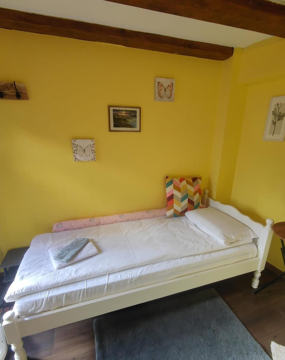 Bedroom, towels