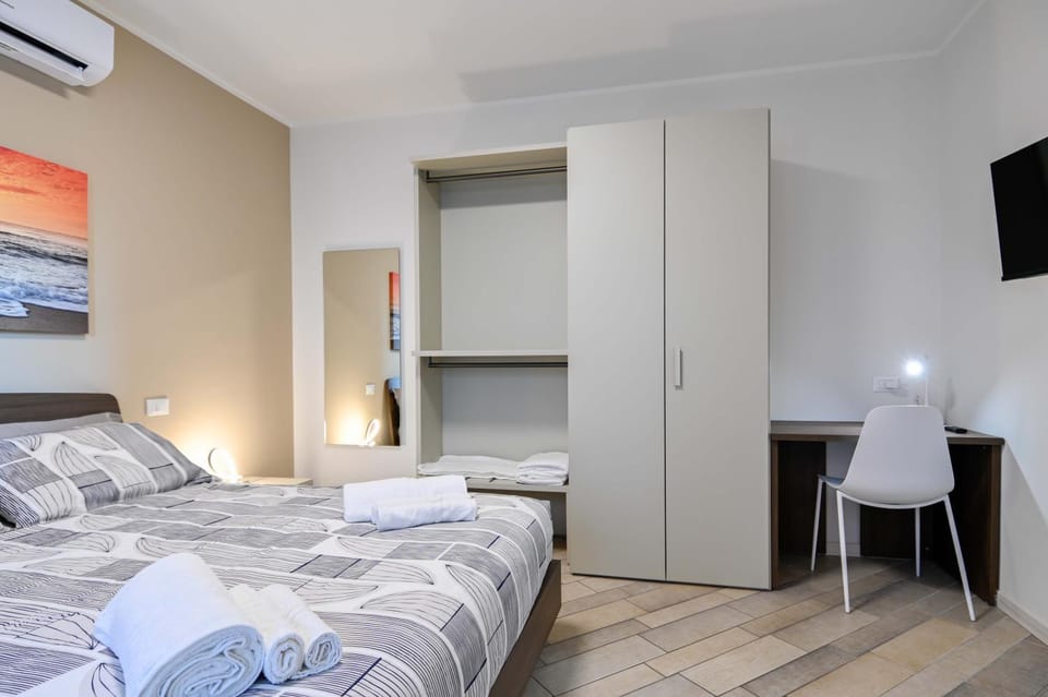 Bed, TV and multimedia, Photo of the whole room, Bedroom, towels, wardrobe, air conditioner
