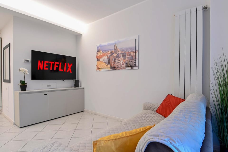 Communal lounge/ TV room, TV and multimedia, Living room, Seating area, internet
