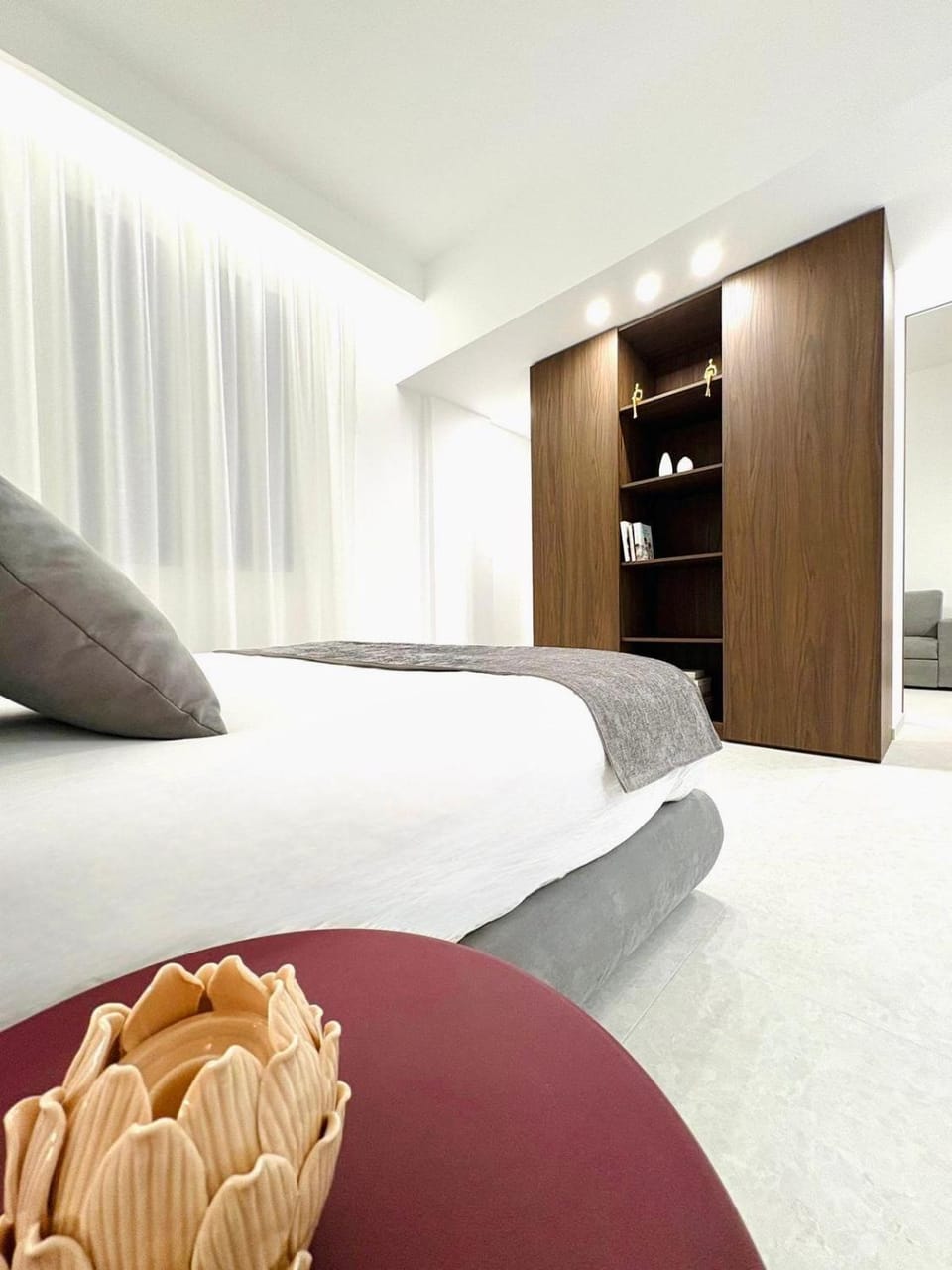 Photo of the whole room, Bedroom, wardrobe
