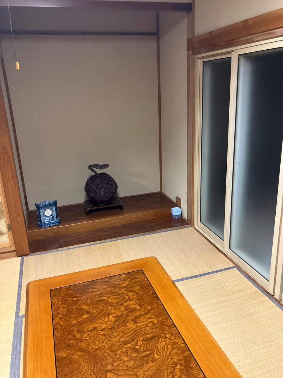 Photo of the whole room, Seating area