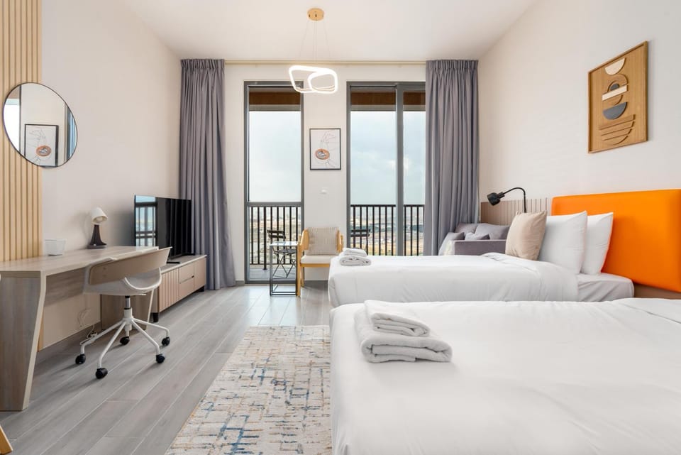 Bed, TV and multimedia, Living room, Photo of the whole room, Seating area, Bedroom, towels