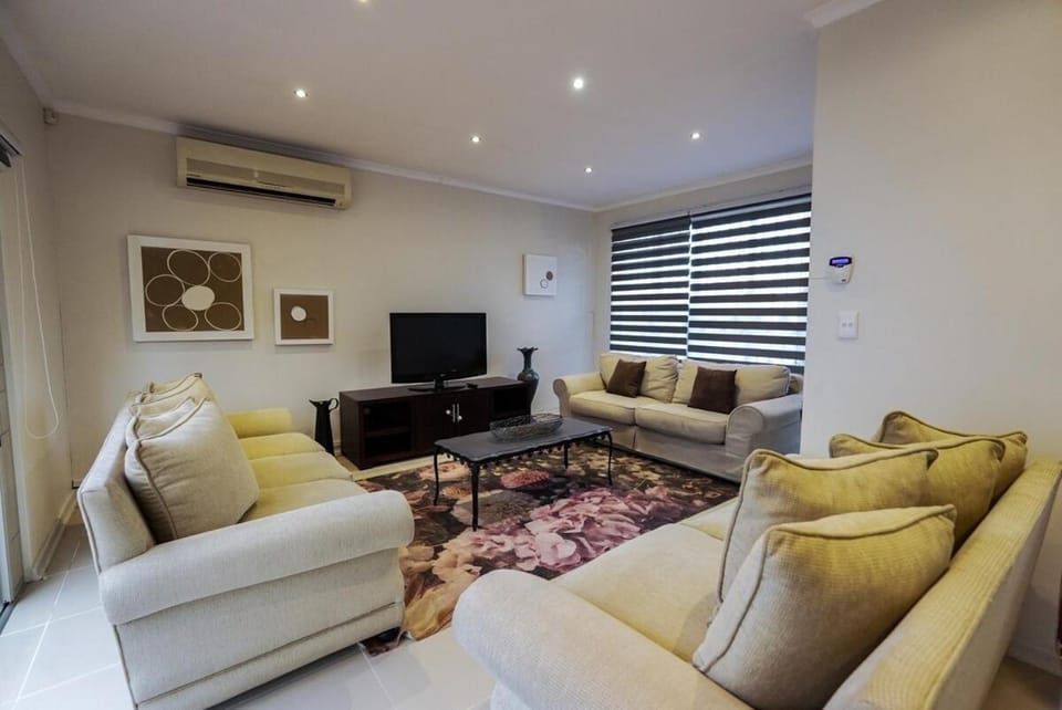 Communal lounge/ TV room, TV and multimedia, Living room, Seating area, Evening entertainment, air conditioner