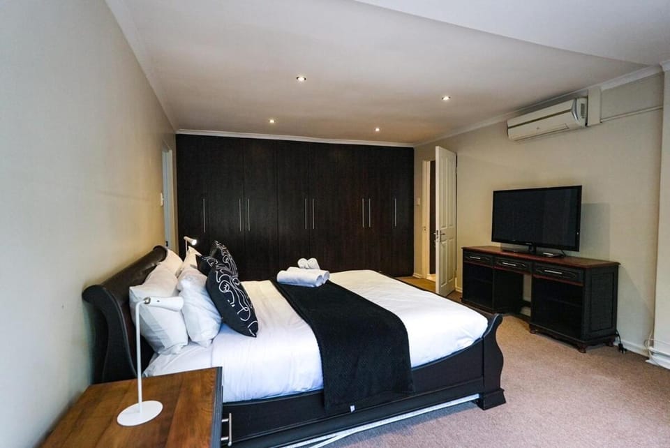 Bed, TV and multimedia, Bedroom