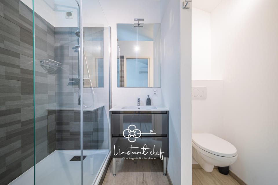 Shower, Toilet, Bathroom, towels