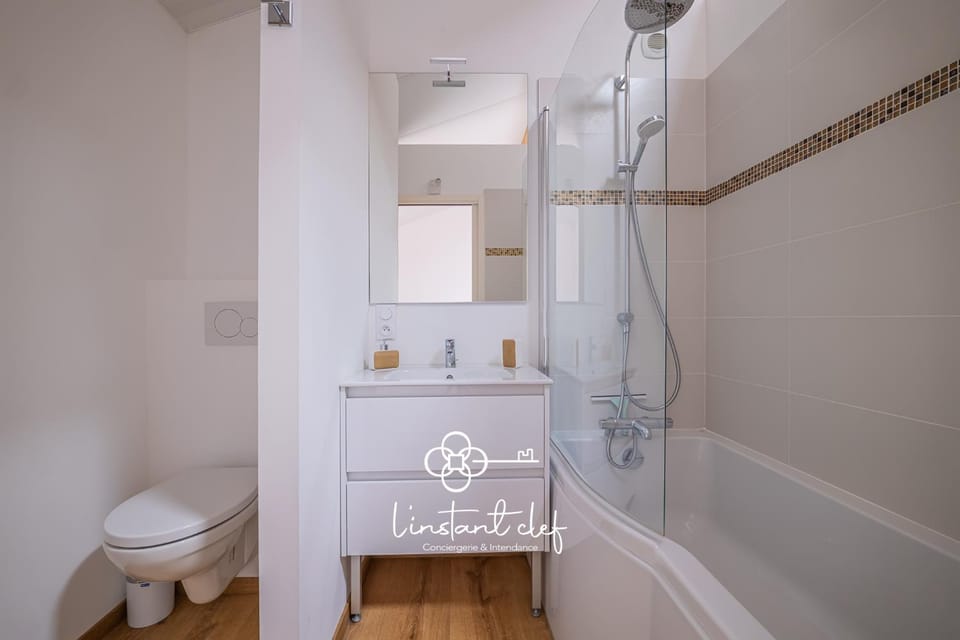Shower, Toilet, Bathroom, Bath