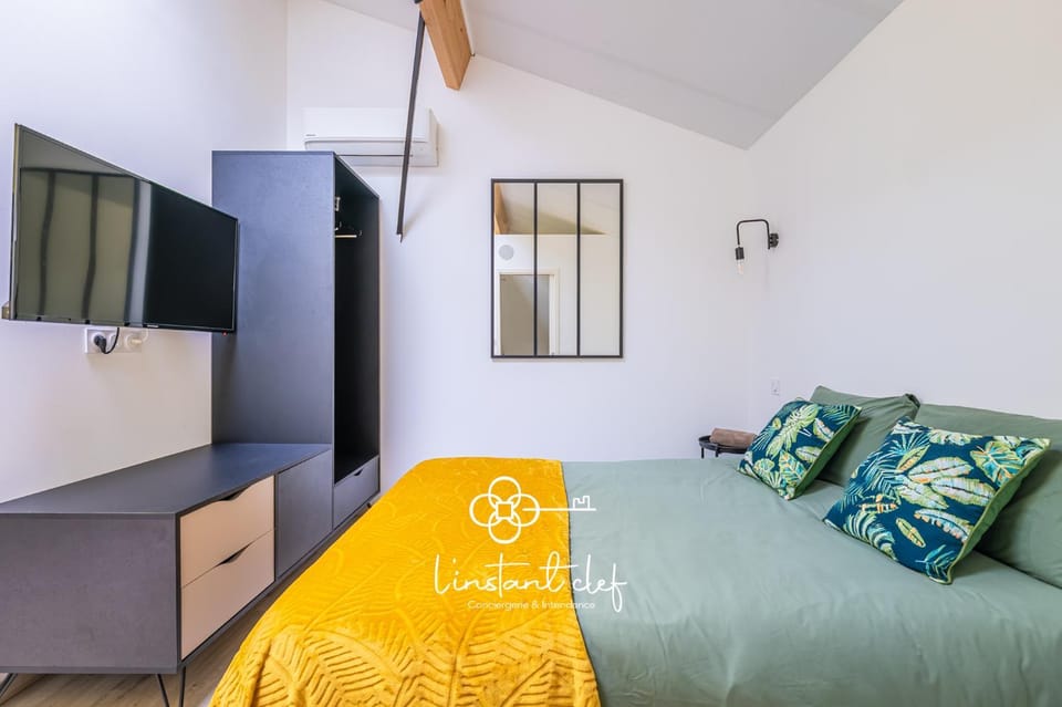 Bed, TV and multimedia, Photo of the whole room, Bedroom, towels