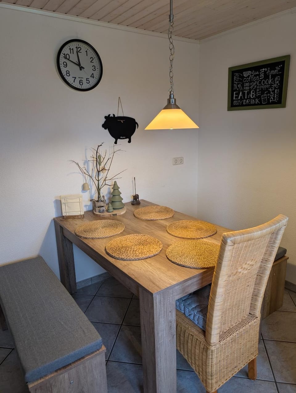 Seating area, Dining area