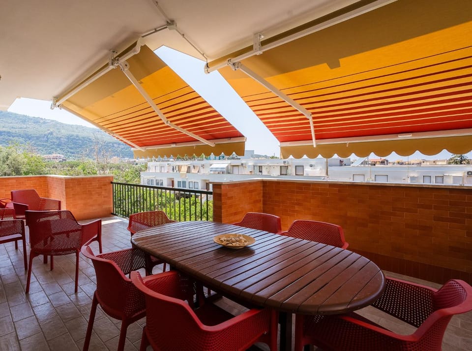View (from property/room), Balcony/Terrace, Dining area, Mountain view