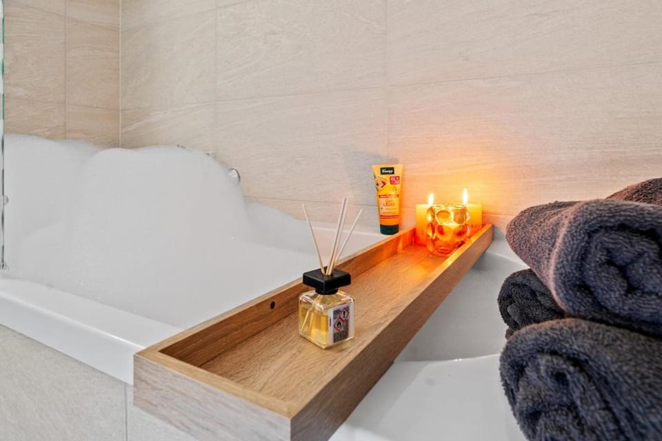 Bathroom, Photo of the whole room, Decorative detail, Bath