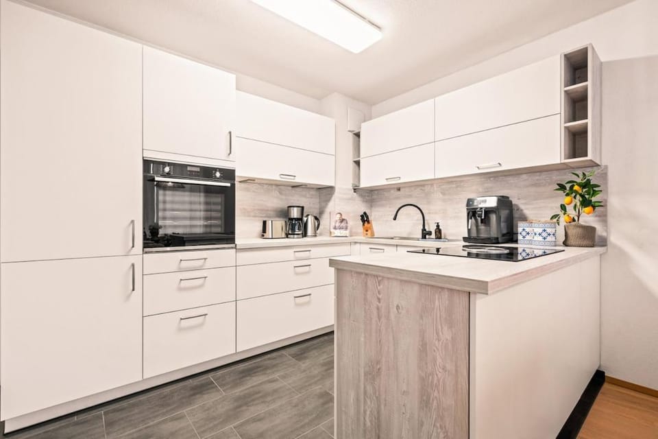Coffee/tea facilities, Kitchen or kitchenette, oven, stove, toaster