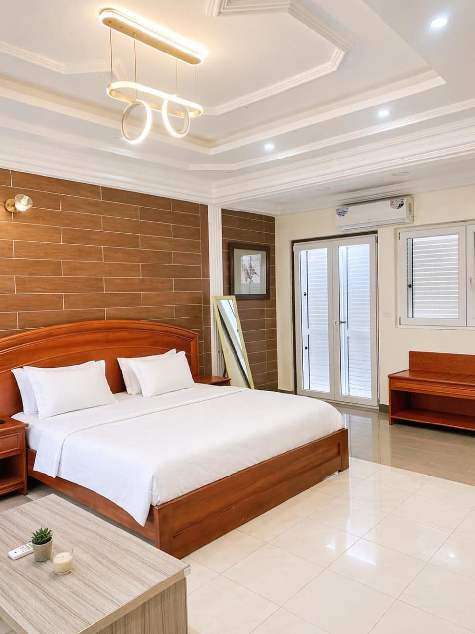 Photo of the whole room, Seating area