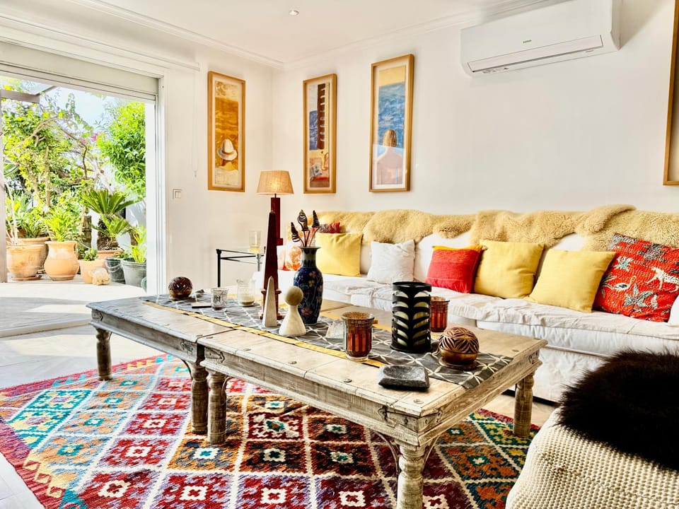 Living room, Seating area, Dining area, air conditioner