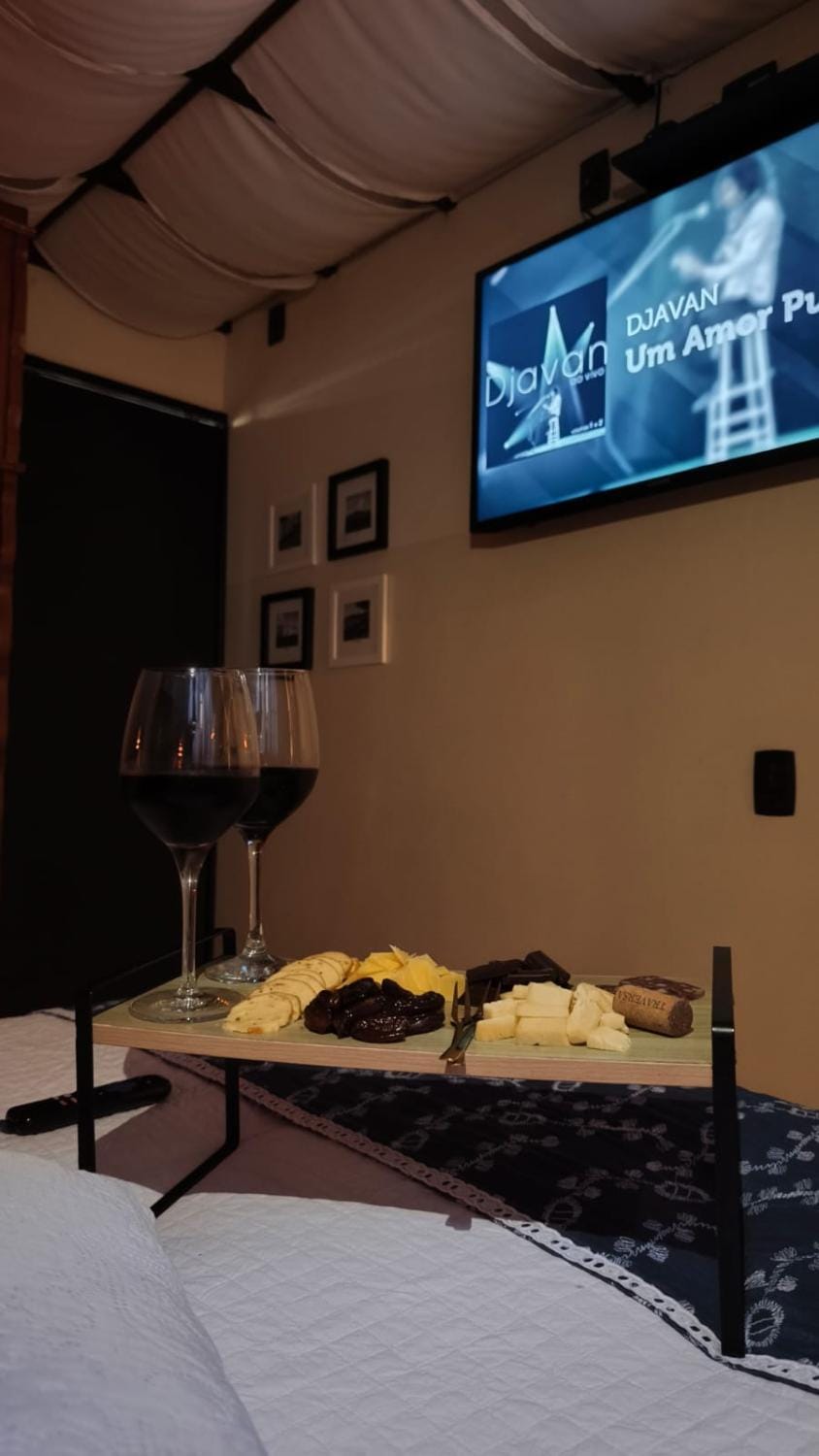 Bed, TV and multimedia, Food and drinks, Photo of the whole room, Bedroom