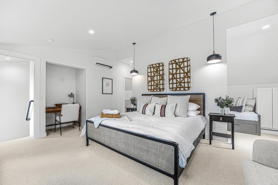 Bed, Photo of the whole room, Bedroom