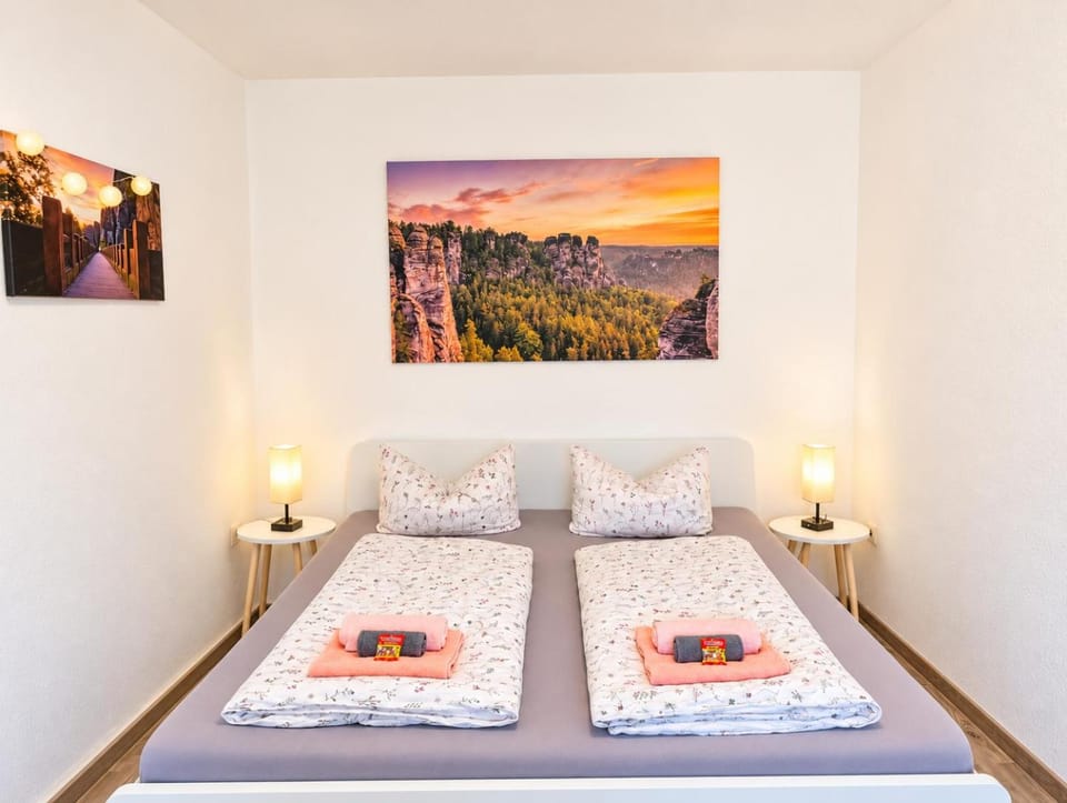 Bed, Bedroom, towels