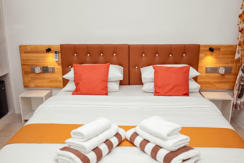 Bed, Photo of the whole room, Seating area, towels