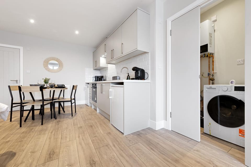 Kitchen or kitchenette, Dining area, washing machine