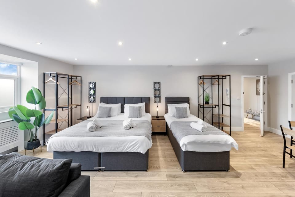 Bed, Bedroom, towels