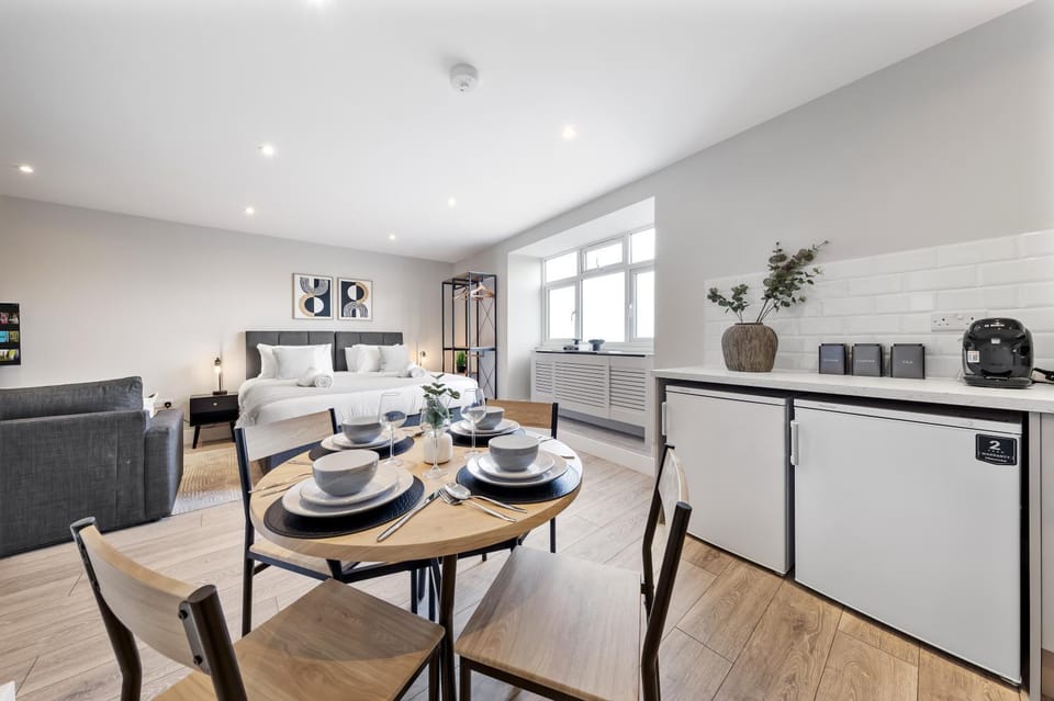 Coffee/tea facilities, Kitchen or kitchenette, Living room, Seating area, Dining area