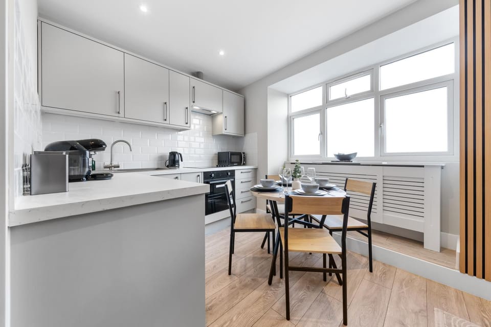 Coffee/tea facilities, Kitchen or kitchenette, Seating area, Dining area, toaster