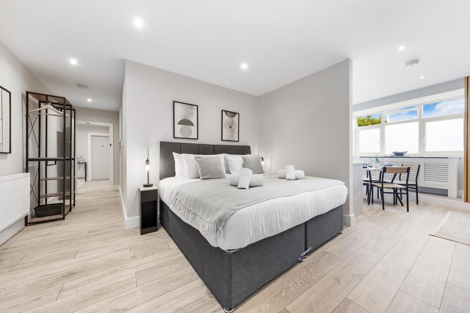 Bed, Kitchen or kitchenette, Living room, Photo of the whole room, Seating area