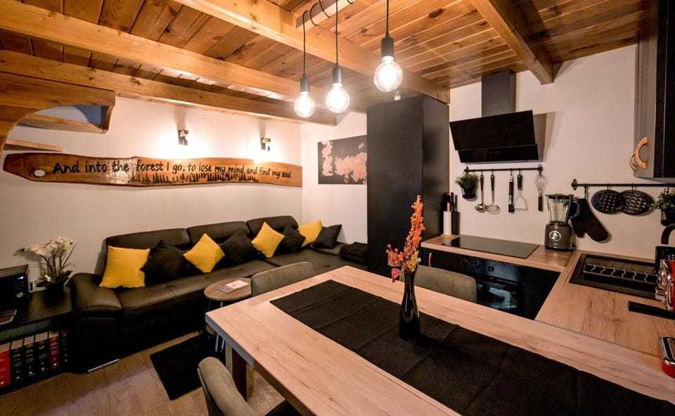 TV and multimedia, Kitchen or kitchenette, Living room, Seating area