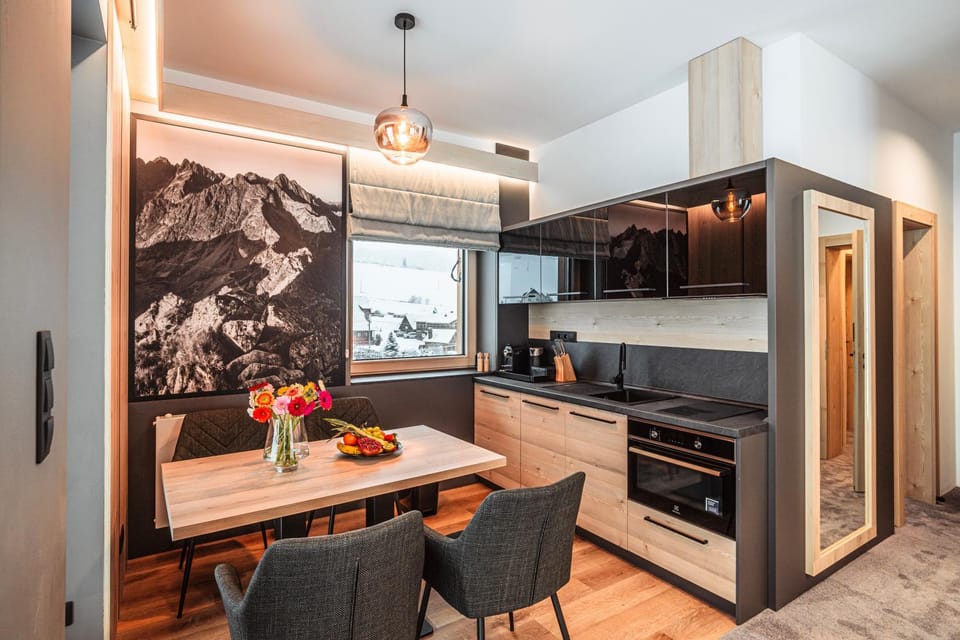 Kitchen or kitchenette, Seating area, Dining area, oven