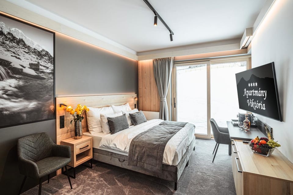 Bed, TV and multimedia, Photo of the whole room, Seating area, Bedroom