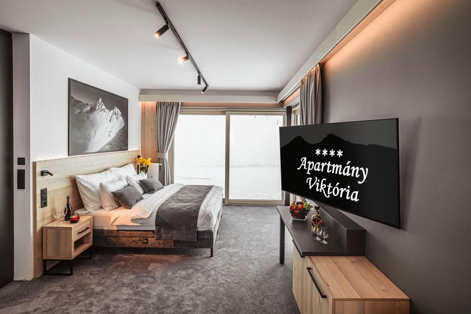Bed, TV and multimedia, Photo of the whole room, Bedroom