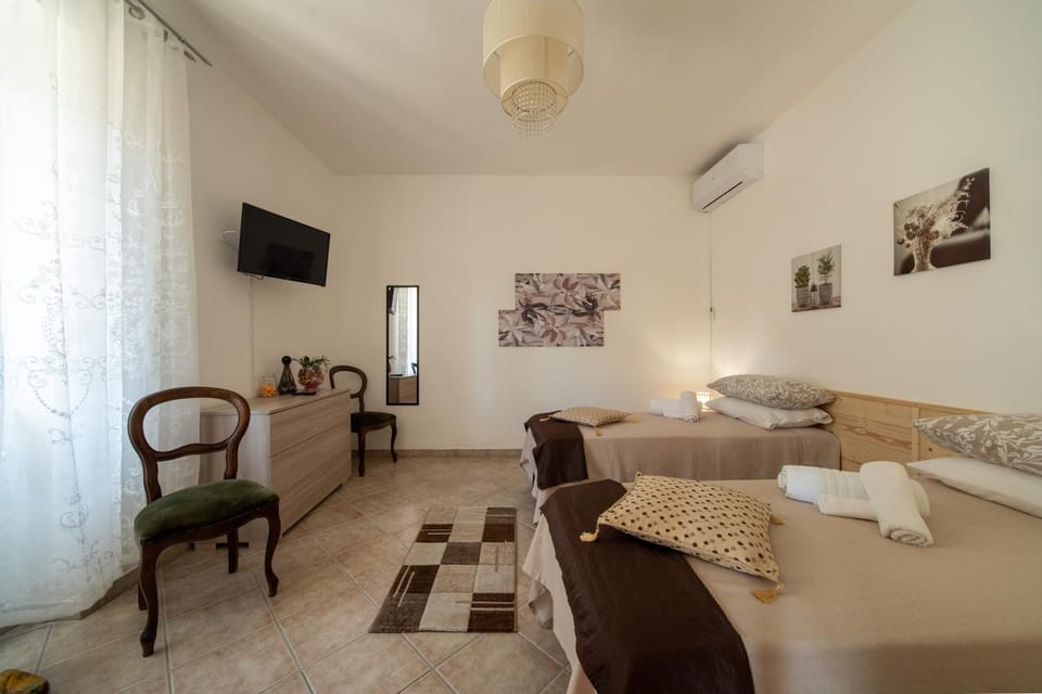 Bed, TV and multimedia, Bedroom, air conditioner