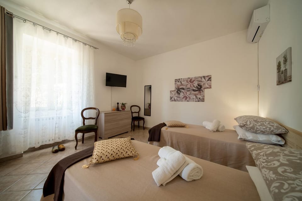 Bed, TV and multimedia, Bedroom, towels, air conditioner