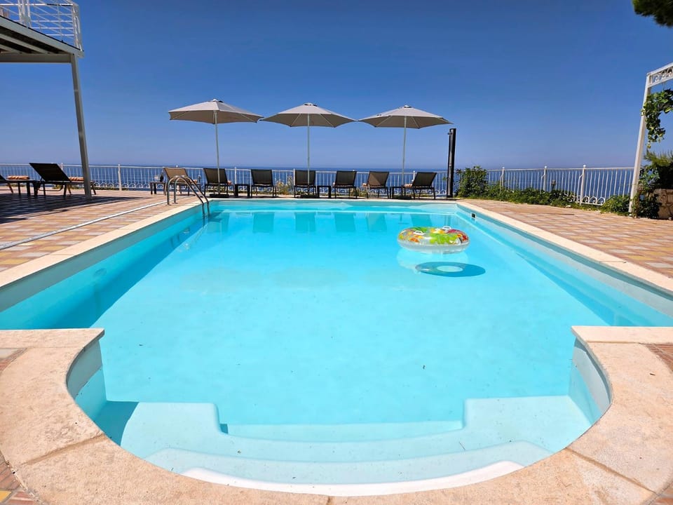Pool view, Swimming pool, sunbed