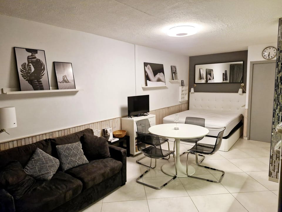TV and multimedia, Living room, Photo of the whole room, Seating area