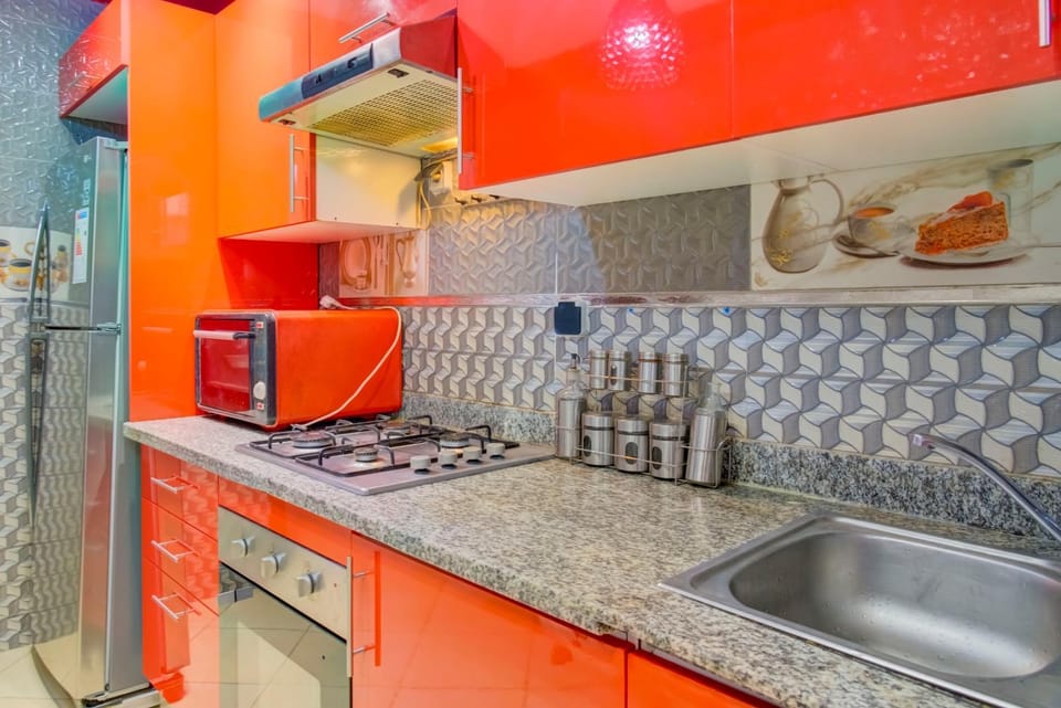 Kitchen or kitchenette, minibar, stove
