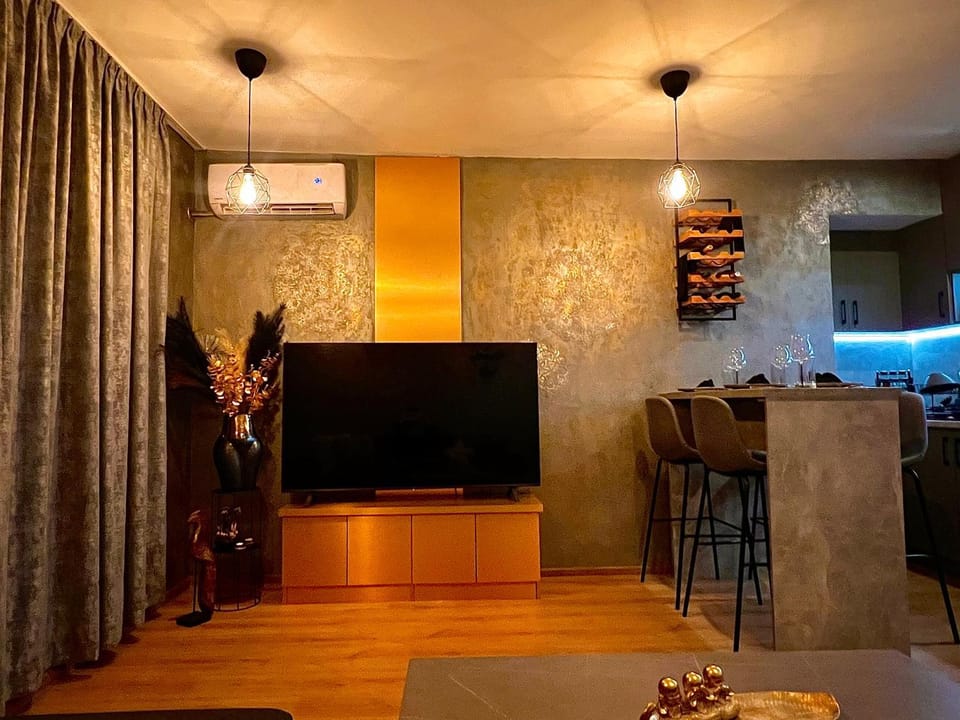 Communal lounge/ TV room, TV and multimedia, Living room, Seating area, Dining area, air conditioner