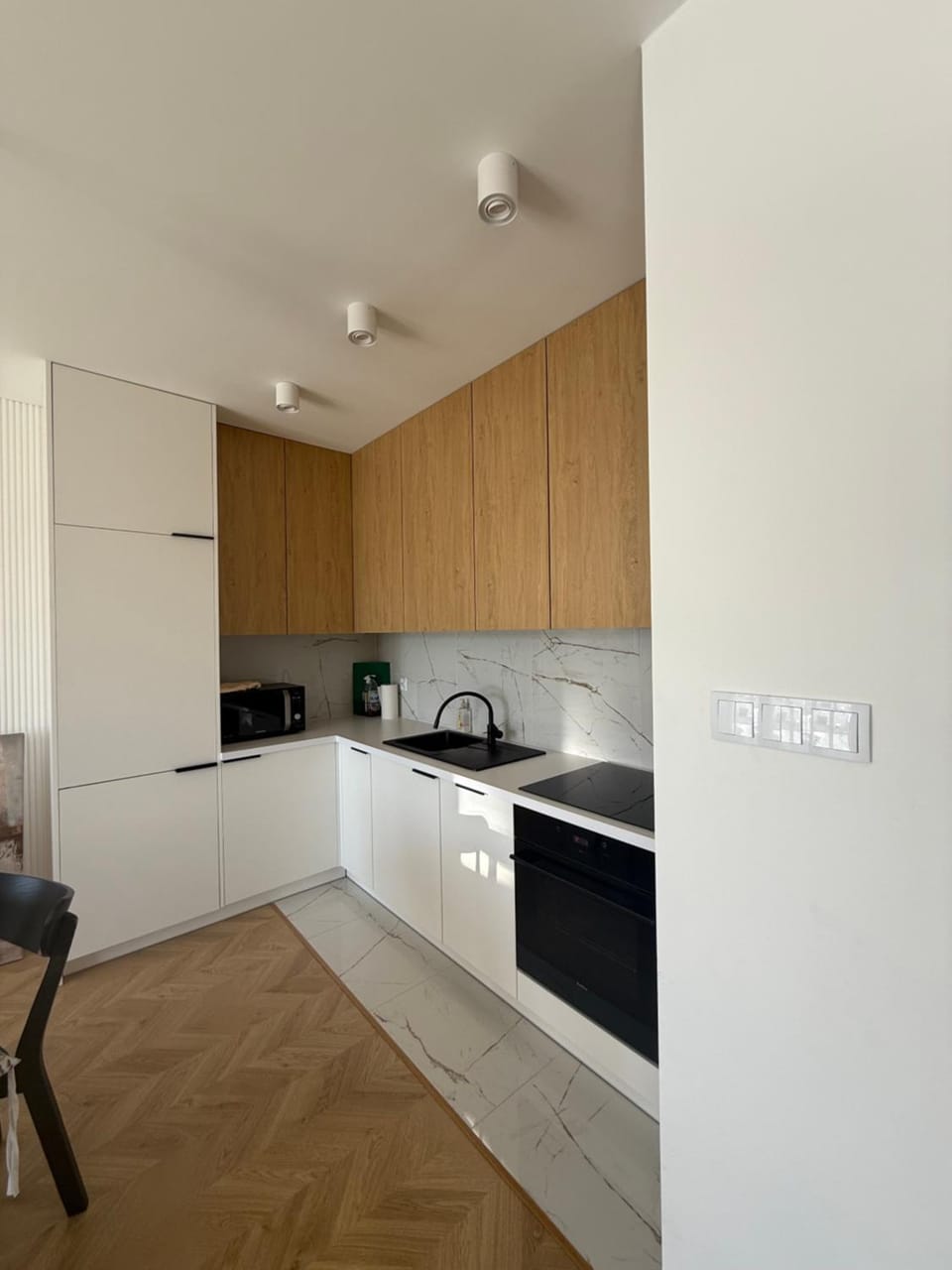 Kitchen or kitchenette, dishwasher, stove