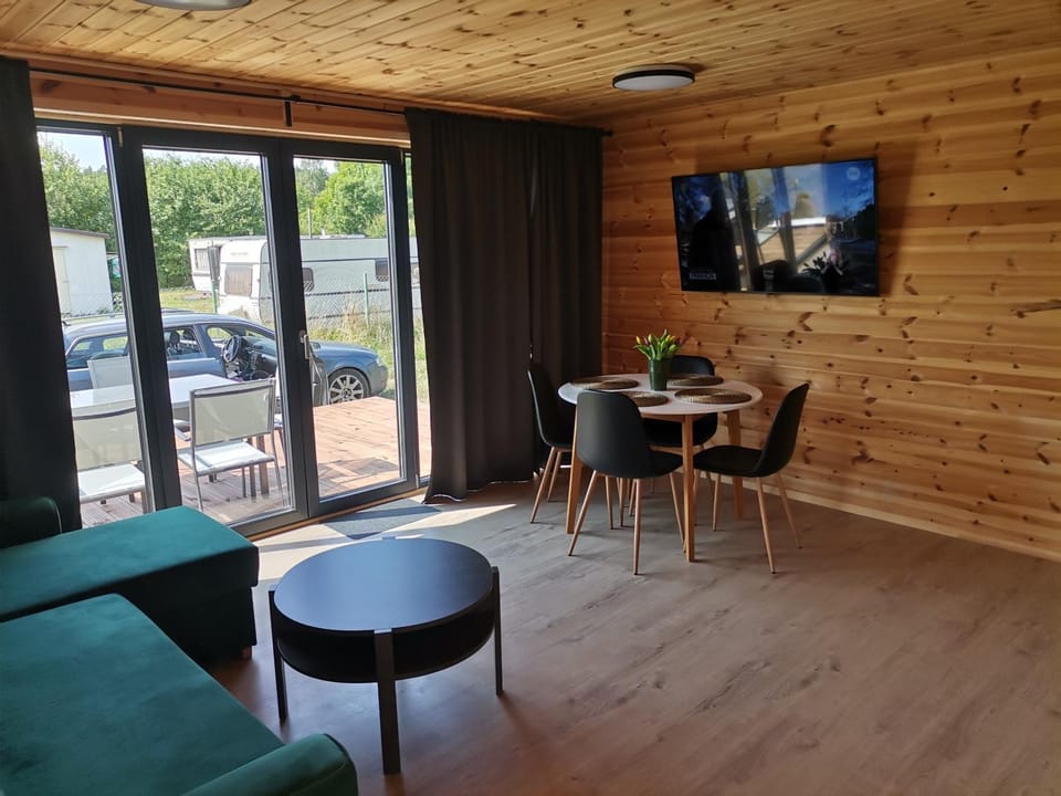 Communal lounge/ TV room, TV and multimedia, Living room, Seating area, Dining area, Evening entertainment