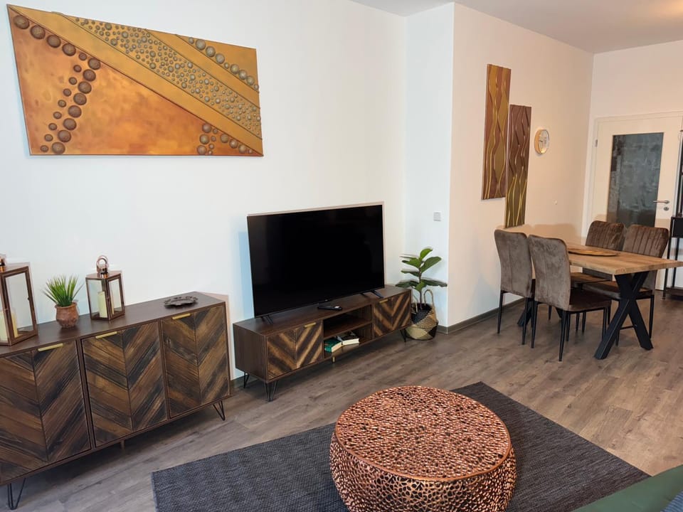 TV and multimedia, Living room, Dining area, Evening entertainment