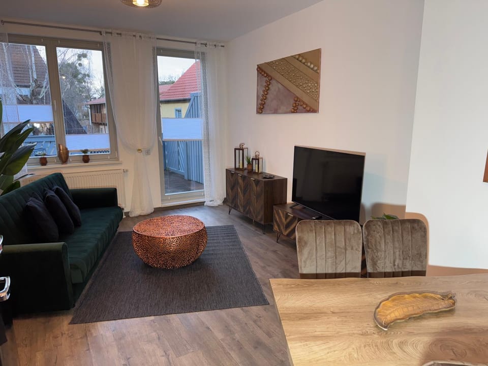 TV and multimedia, Living room, Seating area, Evening entertainment