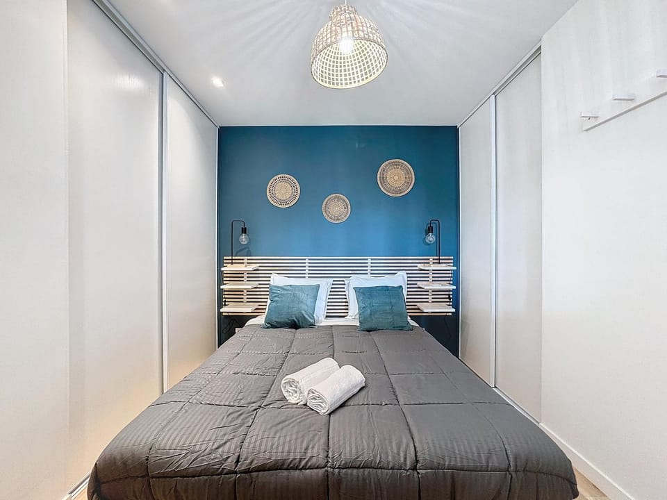 Bed, Photo of the whole room, Bedroom, towels