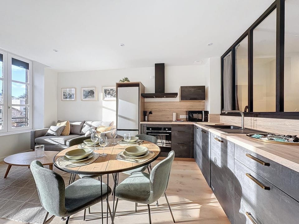 Kitchen or kitchenette, Dining area, dishwasher, minibar, oven, pet friendly, stove