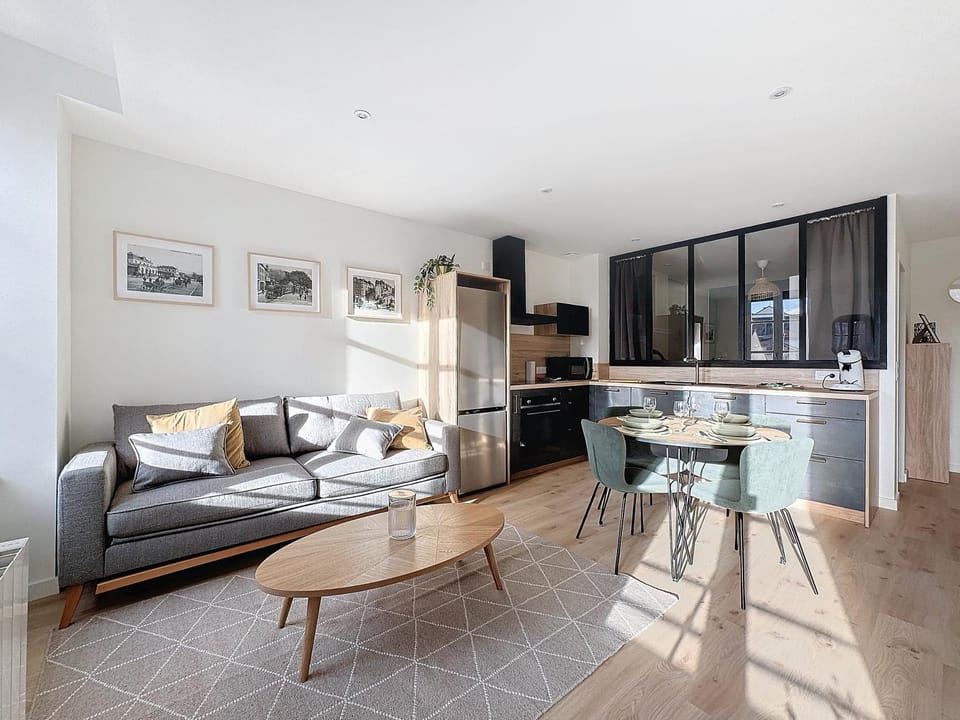 Kitchen or kitchenette, Living room, Seating area, Dining area