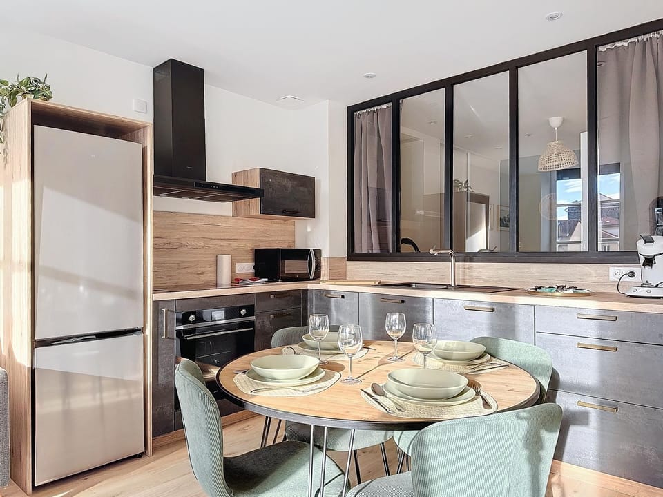 Coffee/tea facilities, Kitchen or kitchenette, Food, dishwasher, oven, toaster