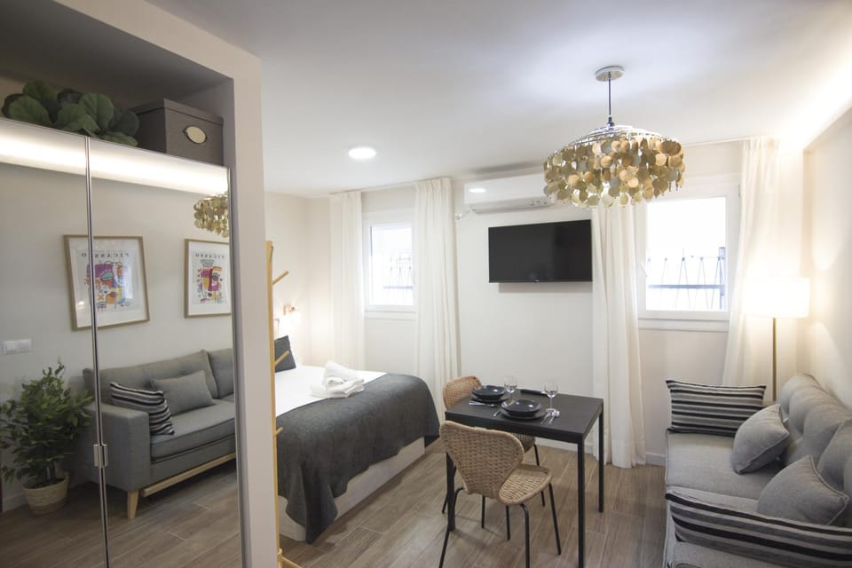 TV and multimedia, Living room, Photo of the whole room, Dining area, Bedroom, air conditioner