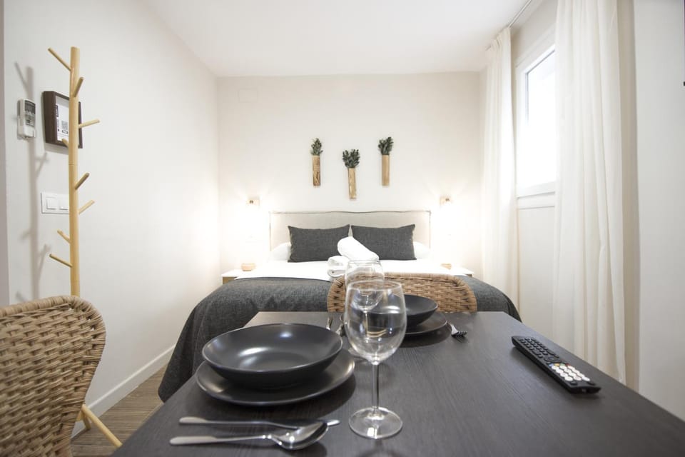 Bed, Photo of the whole room, Dining area