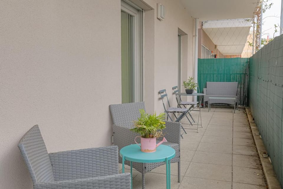 Patio, Day, Balcony/Terrace