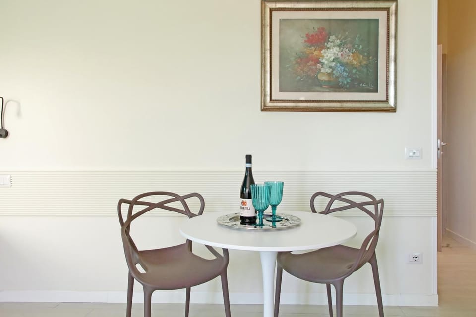 Living room, Food and drinks, Decorative detail, Seating area, Dining area, Drinks, Alcoholic drinks