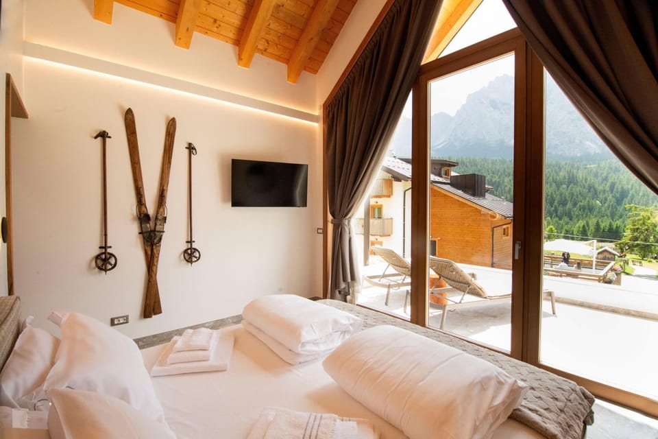 Bed, Natural landscape, TV and multimedia, View (from property/room), Balcony/Terrace, Photo of the whole room, Bedroom, Mountain view, towels