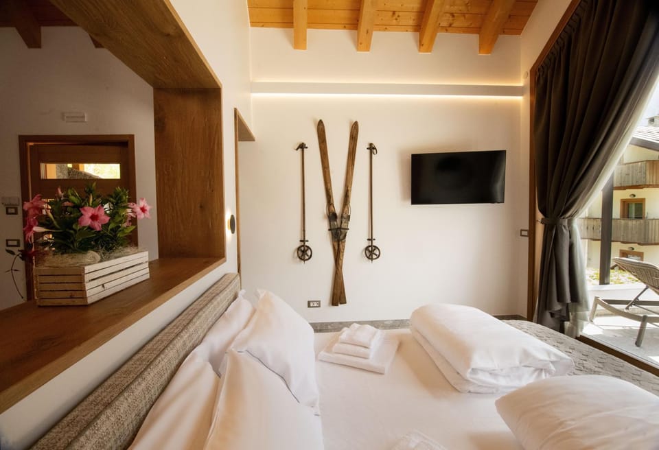 Bed, TV and multimedia, Photo of the whole room, Bedroom, towels